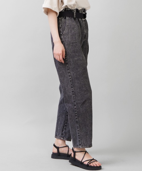 SPINNS（スピンズ）の「ベルト付 ハイウエストテーパードデニムパンツ（デニムパンツ・レディース・ブルー/ブルー系その他/ブラック/アイボリー・ONESIZE）」の8枚目の写真