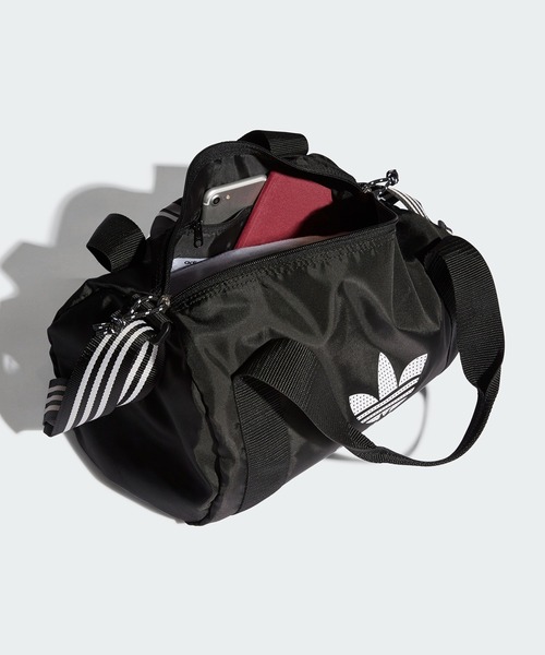 adidas（アディダス）の「アディカラー ショルダーバッグ