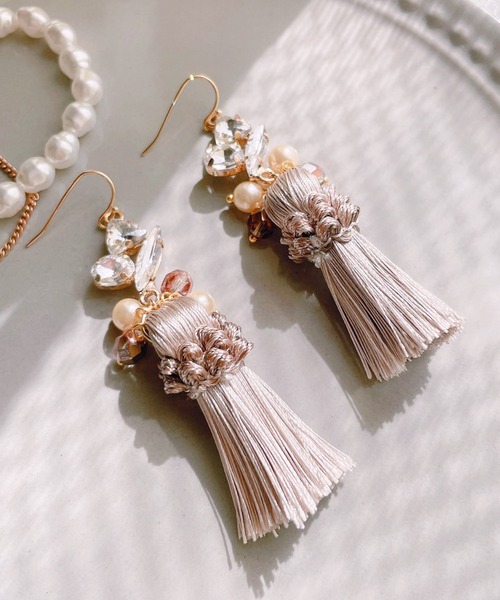 tone(トーン)の「【RosraiE】ビジュー パール タッセル ロング ピアス(MA)(ピアス(両耳用)・レディース・ゴールド/ブルーグレー・FREE)」の5枚目の写真