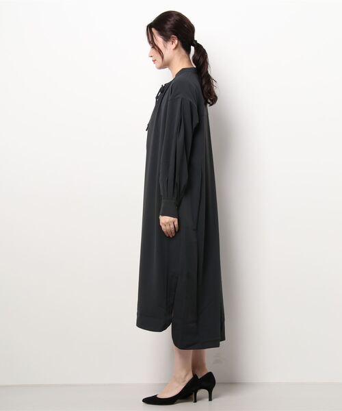 NICOLE white（ニコルホワイト）の「スタンドギャザーワンピース（ワンピース・レディース・チャコール/ブラウン・FREE）」の3枚目の写真