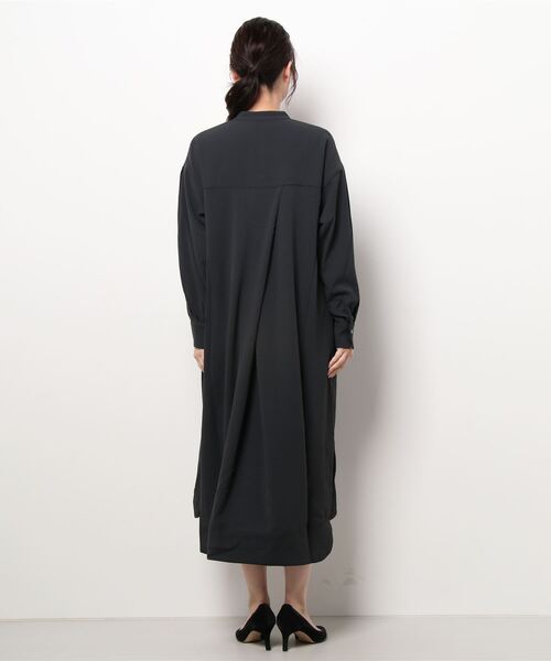 NICOLE white（ニコルホワイト）の「スタンドギャザーワンピース（ワンピース・レディース・チャコール/ブラウン・FREE）」の4枚目の写真