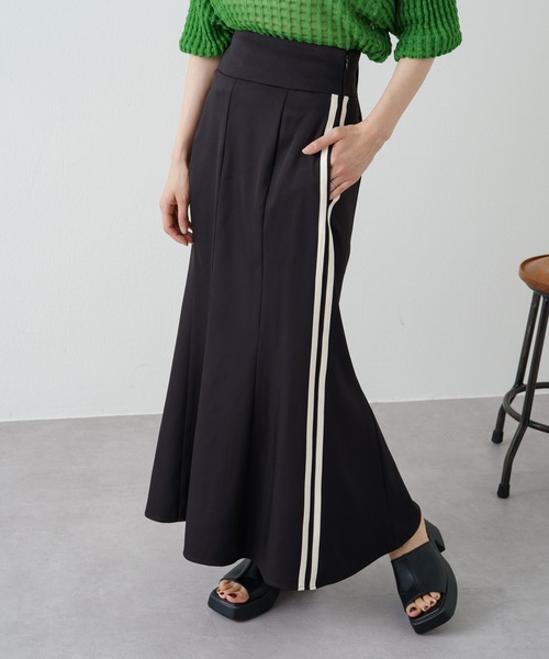 Kastane(カスタネ)の「【サイズ展開あり】ジャージラインスカート(スカート・レディース・ブラック/アイボリー・1/2)」の2枚目の写真