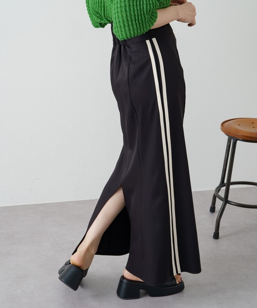 Kastane(カスタネ)の「【サイズ展開あり】ジャージラインスカート(スカート・レディース・ブラック/アイボリー・1/2)」の7枚目の写真