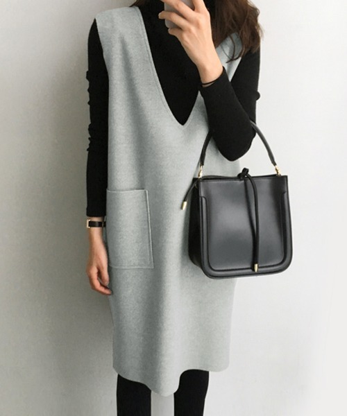 Doux Belle（ドゥーベル）の「切りっぱなし深Vネックジャンパースカート（ジャンパースカート・レディース・ベージュ/ブラウン/ライトグレー/カーキ/ダークグレー/ネイビー・MEDIUM/SMALL）」の2枚目の写真