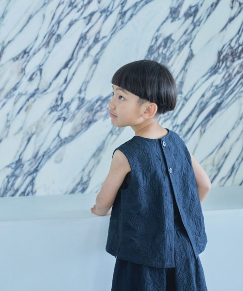 LOWRYS FARM（ローリーズファーム）の「シシュウ２ＷＡＹベスト　276595（ベスト・キッズ・ブラック/オフホワイト・110cm/120cm/130cm/140cm/150cm）」の2枚目の写真