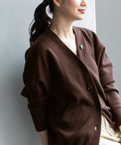 Noble(ノーブル)の「《追加》Vネックドルマンカーディガン(カーディガン/ボレロ・レディース・ベージュ/ネイビー/ブラウン/イエロー・FREE)」の6枚目の写真