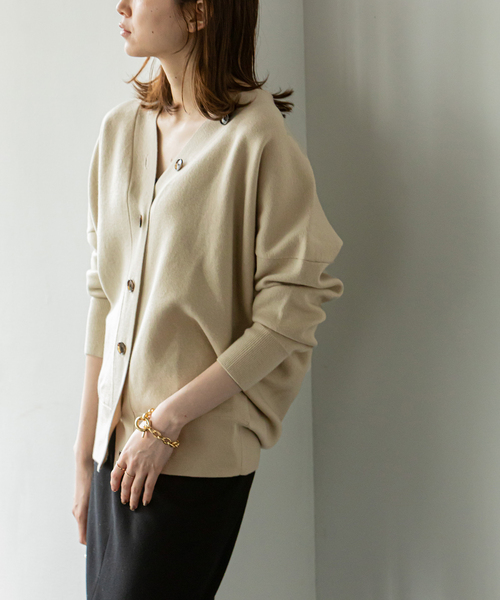 Noble(ノーブル)の「《追加》Vネックドルマンカーディガン(カーディガン/ボレロ・レディース・ベージュ/ネイビー/ブラウン/イエロー・FREE)」の10枚目の写真