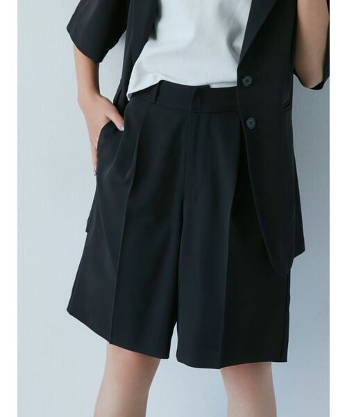 MURUA(ムルーア)の「タックハーフパンツ(スラックス・レディース・ブラック/ブラウン・2/1)」の2枚目の写真