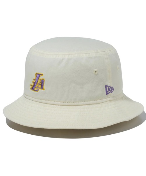 NEW ERA(ニューエラ)の「NEW ERA/ニューエラ ハット バケット01 NBA Bucket Hat ロサンゼルス・レイカーズ クロームホワイト 13515813(ハット・メンズ・ホワイト×パープル・S/M/M/L)」の1枚目の写真