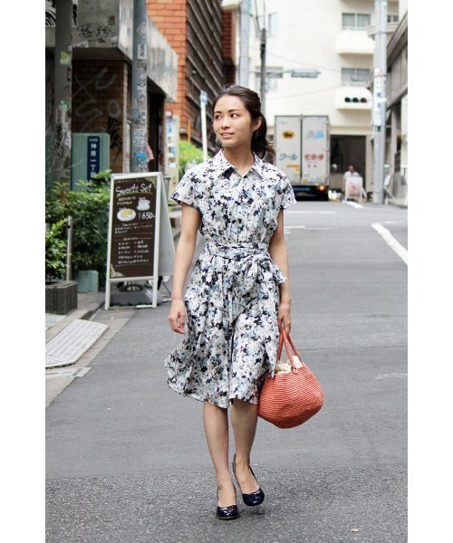 La TOTALITE（ラトータリテ）の「サトウサンコラボ プリントシャツワンピース。（ワンピース・レディース・グレー/ブルー・FREE）」の2枚目の写真