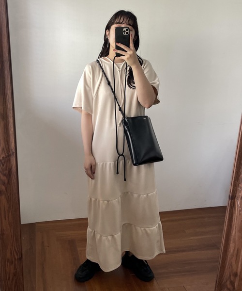 lawgy(ラウジー)の「tiered neck design op(ワンピース・レディース・ベージュ/ブラック・FREE)」の1枚目の写真