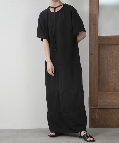 lawgy(ラウジー)の「tiered neck design op(ワンピース・レディース・ベージュ/ブラック・FREE)」の2枚目の写真