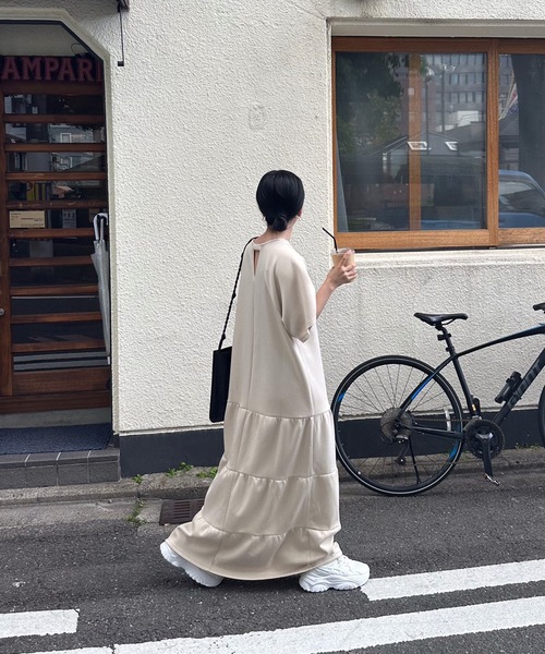 lawgy(ラウジー)の「tiered neck design op(ワンピース・レディース・ベージュ/ブラック・FREE)」の5枚目の写真