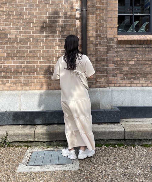 lawgy(ラウジー)の「tiered neck design op(ワンピース・レディース・ベージュ/ブラック・FREE)」の4枚目の写真
