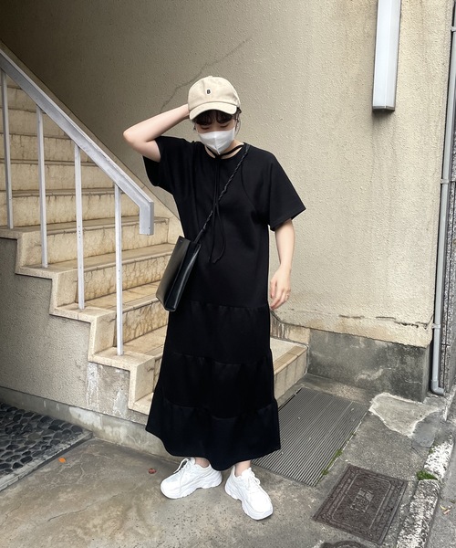lawgy(ラウジー)の「tiered neck design op(ワンピース・レディース・ベージュ/ブラック・FREE)」の3枚目の写真