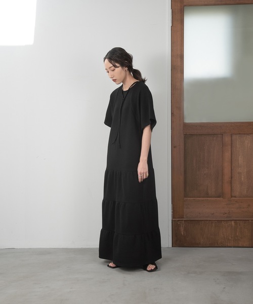 lawgy(ラウジー)の「tiered neck design op(ワンピース・レディース・ベージュ/ブラック・FREE)」の21枚目の写真