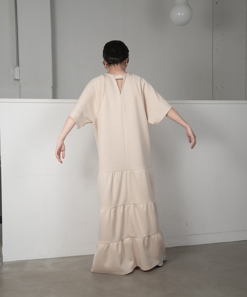 lawgy(ラウジー)の「tiered neck design op(ワンピース・レディース・ベージュ/ブラック・FREE)」の16枚目の写真