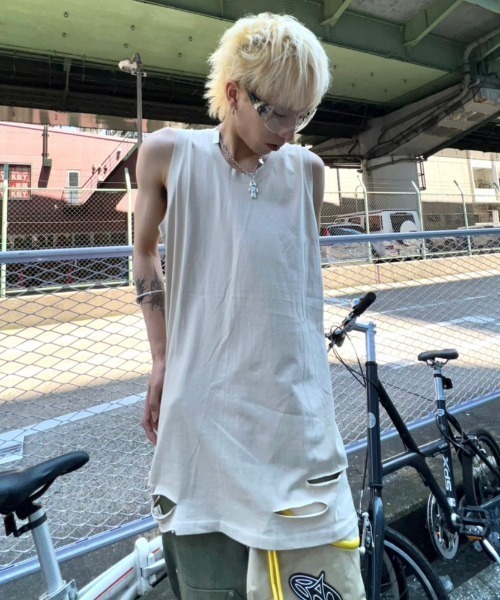 XU(エックスユー)の「韓国ファッション XU エックスユー damage sleeveless ダメージスリーブレス ダメージノースリーブ ダメージTシャツ(Tシャツ/カットソー・メンズ・ベージュ/ブラック/ホワイト/チャコールグレー/カーキ・ONE SIZE)」の4枚目の写真