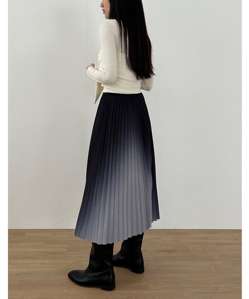 Didot.showroom（ディドット ショールーム）の「アシメグラデプリーツミディスカート（スカート・レディース・ワイン/ブラック/グレー・FREE）」の4枚目の写真