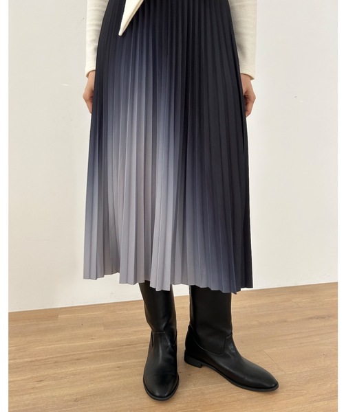 Didot.showroom（ディドット ショールーム）の「アシメグラデプリーツミディスカート（スカート・レディース・ワイン/ブラック/グレー・FREE）」の7枚目の写真
