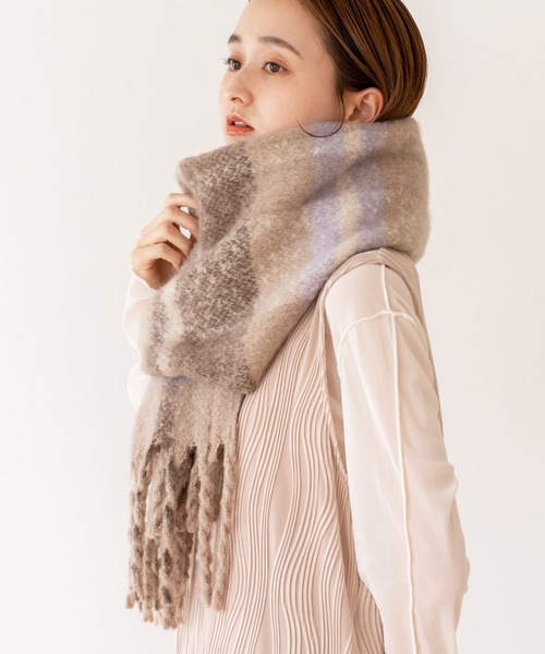 VitaFelice(ヴィータフェリーチェ)の「ボリュームマフラーストール(ストール/ショール・レディース・ブルー系/チャコール/ブラック系/アイボリー/イエロー系/ブルー系1/ベージュ系/イエロー/ピンク系/ベージュ系1・FREE)」の5枚目の写真