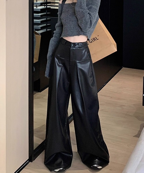.KOM（ドットコム）の「『.KOM/ドットケーオーエム』レザーライクフレアワイドパンツ【Y】【CN】（その他パンツ・レディース・ブラック・FREE）」の2枚目の写真
