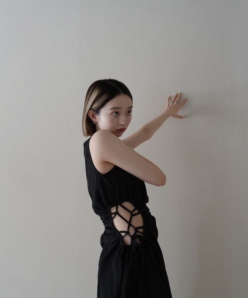 ウエストサイドホールワンピース肌見せヘルシースリーブレスモードノースリーブロング丈ひと癖夏服