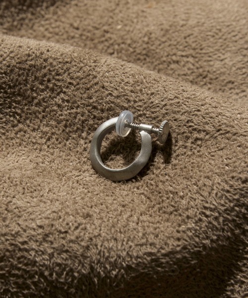GILD(ギルド)の「GILD ギルド / Undulate hoop earring_small シルバー925 フープイヤリング / G211-ER01(イヤリング・メンズ・シルバー/プラチナム/ゴールド・FREE)」の3枚目の写真