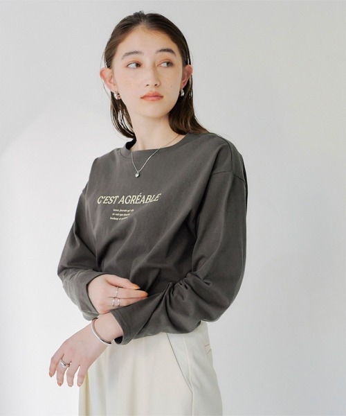 titivate(ティティベイト)の「ロゴプリントデザインロングスリーブTシャツ(Tシャツ/カットソー・レディース・ライトグレー/ホワイト系その他/ホワイト系その他2/チャコール・FREE)」の4枚目の写真