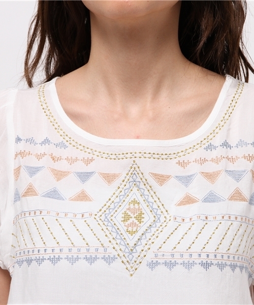 natural couture（ナチュラルクチュール）の「【natural couture NICE CLAUP】カラフル刺繍ブラウス（シャツ/ブラウス・レディース・アイボリー/ネイビー/カーキ・FREE）」の7枚目の写真