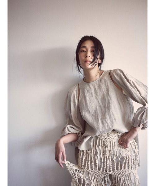 k3&co.（ケイスリーアンドコー）の「BLOUSE（シャツ/ブラウス・レディース・チャコール/ベージュ・ONE SIZE）」の2枚目の写真