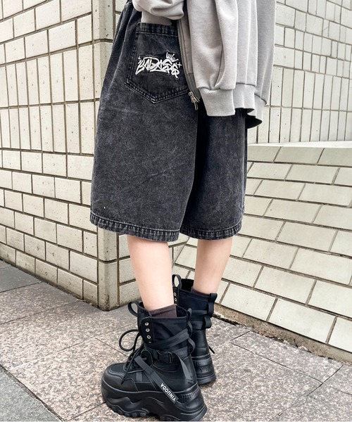 SPINNS（スピンズ）の「【ユニセックスで着用可能】ワイドダイドデニムショートパンツ（デニムパンツ・メンズ・ブラック/サックスブルー/ブルー/ブラック系その他・L/M）」の3枚目の写真