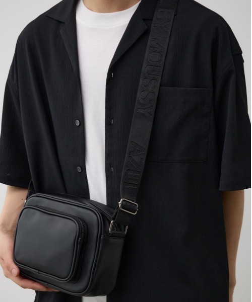 AZUL by moussy（アズールバイマウジー）の「フェイクレザーミニショルダーバッグ（ショルダーバッグ・メンズ・グレー/ブラック・FREE）」の2枚目の写真