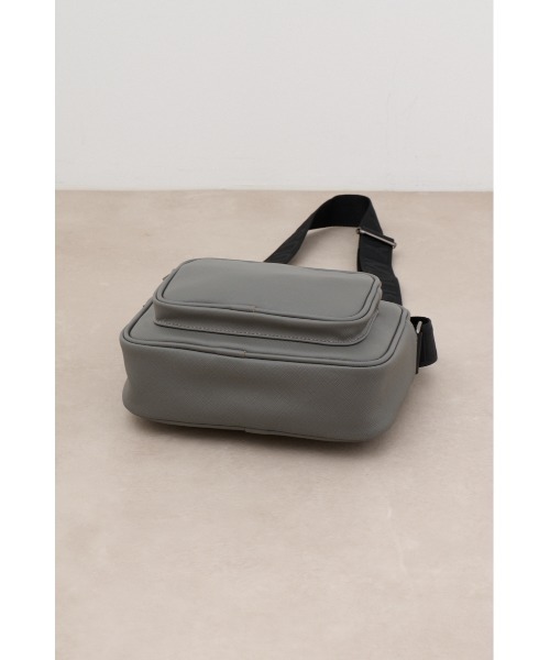 AZUL by moussy（アズールバイマウジー）の「フェイクレザーミニショルダーバッグ（ショルダーバッグ・メンズ・グレー/ブラック・FREE）」の7枚目の写真