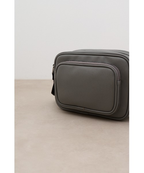AZUL by moussy（アズールバイマウジー）の「フェイクレザーミニショルダーバッグ（ショルダーバッグ・メンズ・グレー/ブラック・FREE）」の8枚目の写真