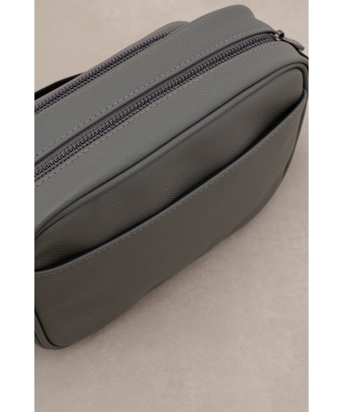 AZUL by moussy（アズールバイマウジー）の「フェイクレザーミニショルダーバッグ（ショルダーバッグ・メンズ・グレー/ブラック・FREE）」の9枚目の写真