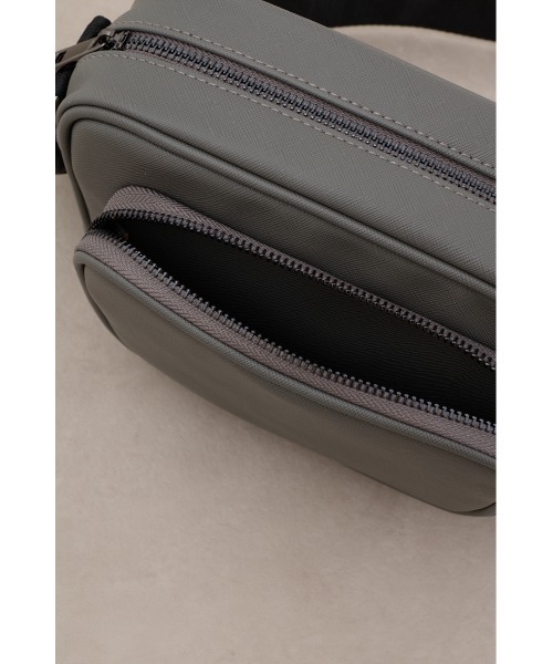 AZUL by moussy（アズールバイマウジー）の「フェイクレザーミニショルダーバッグ（ショルダーバッグ・メンズ・グレー/ブラック・FREE）」の11枚目の写真