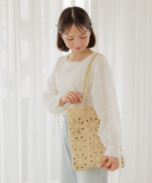 flower（フラワー）の「フラワークロシェトート（かごバッグ・レディース・ライトベージュ・FREE）」の3枚目の写真