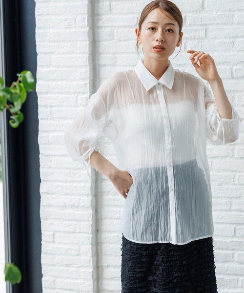 LAKOLE(ラコレ)の「袖シャーリングシアーシャツ / 129667(シャツ/ブラウス・レディース・ブラック/ブルー/オフホワイト/イエロー・SMALL/MEDIUM)」の2枚目の写真