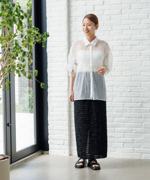 LAKOLE(ラコレ)の「袖シャーリングシアーシャツ / 129667(シャツ/ブラウス・レディース・ブラック/ブルー/オフホワイト/イエロー・SMALL/MEDIUM)」の6枚目の写真