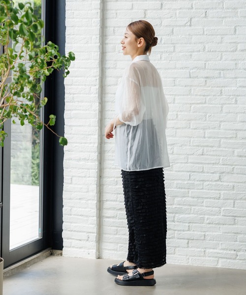 LAKOLE(ラコレ)の「袖シャーリングシアーシャツ / 129667(シャツ/ブラウス・レディース・ブラック/ブルー/オフホワイト/イエロー・SMALL/MEDIUM)」の5枚目の写真