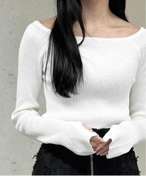 Per sist ence(パーシエンス)の「コットンアクリルオフショルダーリブニット(Tシャツ/カットソー・レディース・オフホワイト/ブラック/グレー・FREE)」の2枚目の写真
