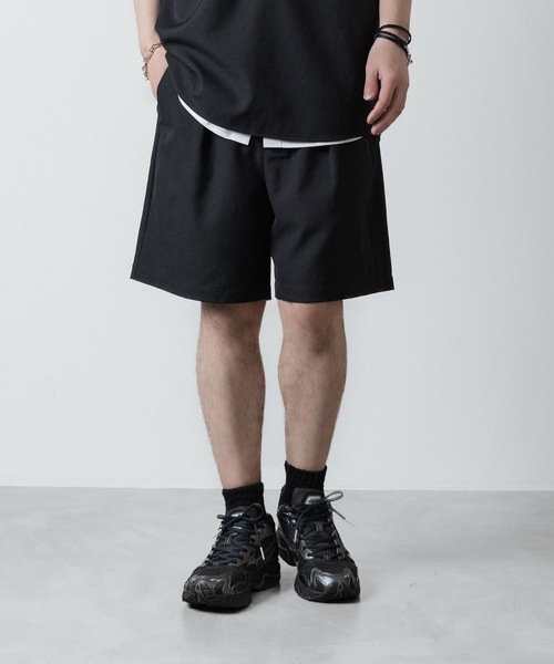 ATTACHMENT(アタッチメント)の「PE/CO/LI ツイル 1タックショーツ / PE/CO/LI TWILL 1TUCK SHORTS(スラックス・メンズ・ブラック/ベージュ/ホワイト・1/2/3/4)」の2枚目の写真