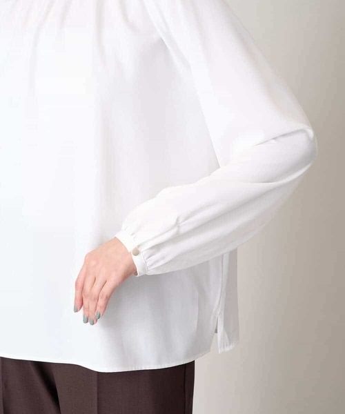 a.v.v（アーヴェヴェ）の「【洗える】タックネックブラウス（シャツ/ブラウス・レディース・ホワイト/ダークインディゴブルー・34/40/42/38/36）」の13枚目の写真