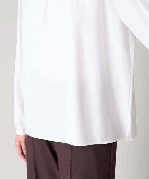 a.v.v（アーヴェヴェ）の「【洗える】タックネックブラウス（シャツ/ブラウス・レディース・ホワイト/ダークインディゴブルー・34/40/42/38/36）」の14枚目の写真