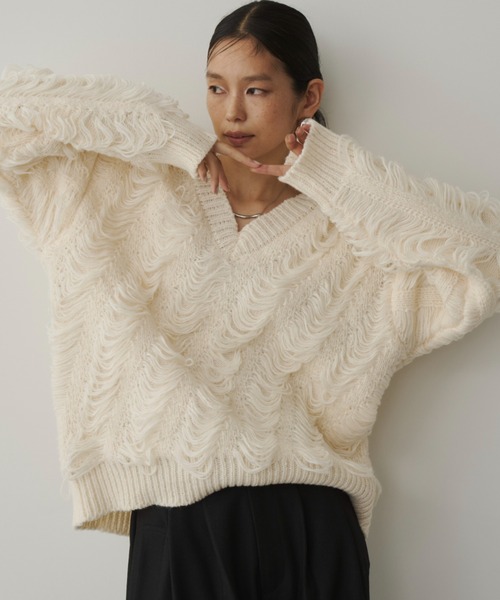 DFFUR.（ディフル）の「ニュアンスルーズループディープＶネックニット（ニット/セーター・レディース・アイボリー/グレー/ベージュ・FREE）」の2枚目の写真
