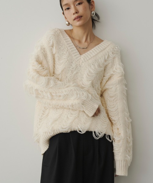 DFFUR.（ディフル）の「ニュアンスルーズループディープＶネックニット（ニット/セーター・レディース・アイボリー/グレー/ベージュ・FREE）」の4枚目の写真