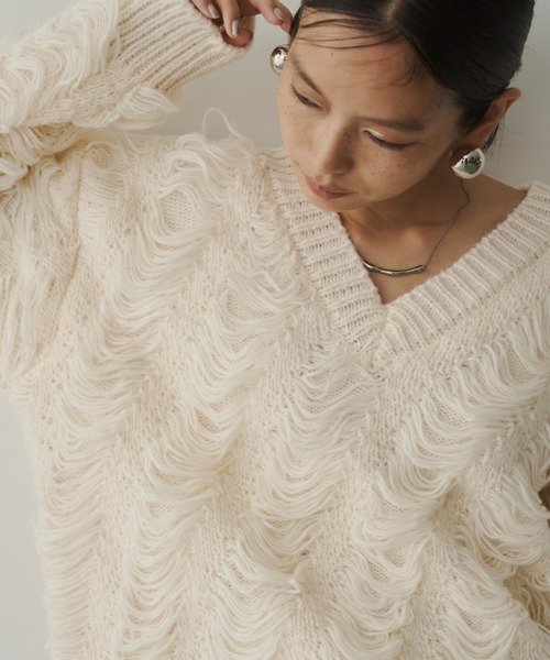 DFFUR.（ディフル）の「ニュアンスルーズループディープＶネックニット（ニット/セーター・レディース・アイボリー/グレー/ベージュ・FREE）」の6枚目の写真