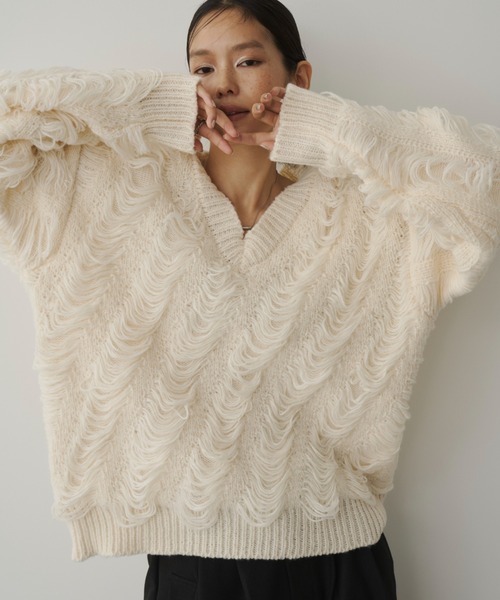 DFFUR.（ディフル）の「ニュアンスルーズループディープＶネックニット（ニット/セーター・レディース・アイボリー/グレー/ベージュ・FREE）」の5枚目の写真