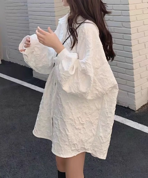 urge:(アージコロン )の「【URGE:】ふくれ ジャガード オーバーサイズ 長袖 シャツ(シャツ/ブラウス・レディース・ホワイト・SMALL/MEDIUM/LARGE/X-LARGE)」の3枚目の写真